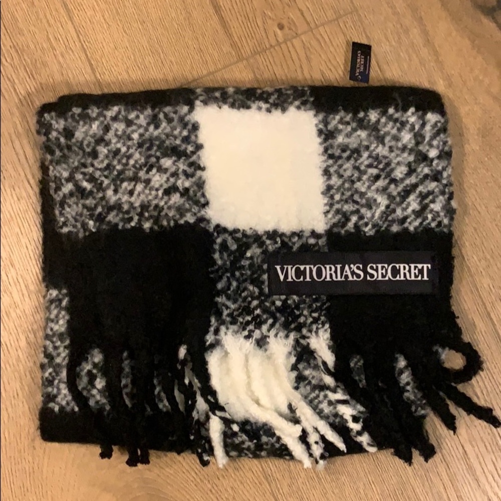 *NWT* Victoria Secret Black&White Scarf